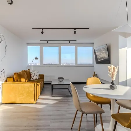 77 Views By Inshi Apartament