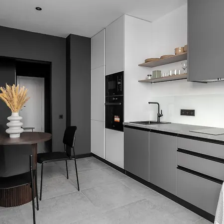 77 Views By Inshi Apartament